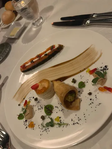 芸術的な一皿、美食の始まり