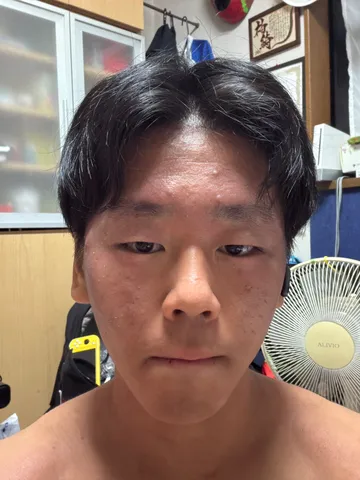 室内で静かに見つめる自分