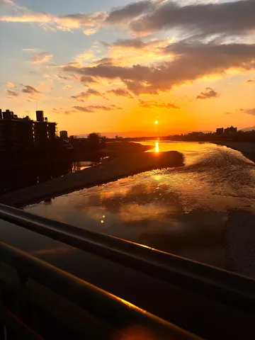 夕焼けに染まる川面