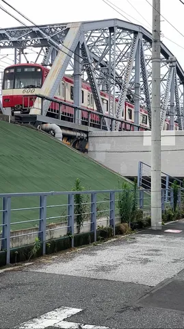 橋を渡る電車の日常風景