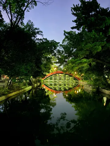 夜に浮かぶ、幻想的な朱色の橋