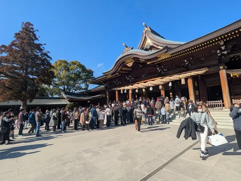参道の人波と木造の祈り