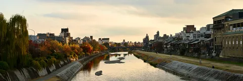 夕暮れ時の川辺、秋の彩り