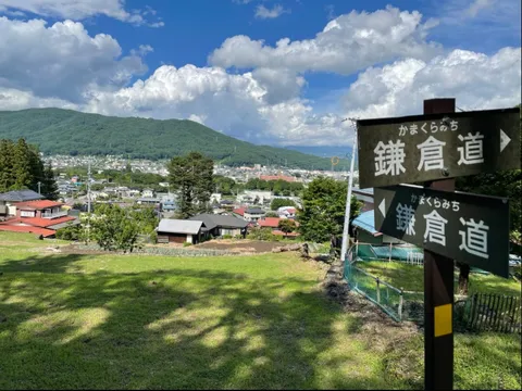 空と道標、そして山里の風景