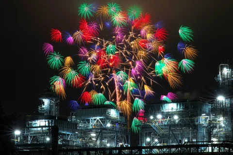 工場夜景に咲く光