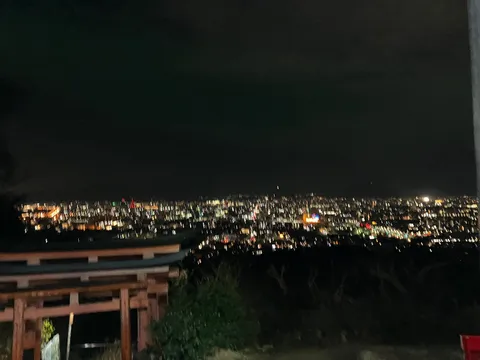 夜景に浮かぶ鳥居の灯り