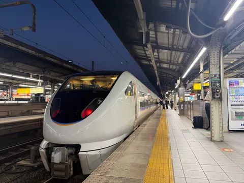 駅の静寂、旅立ちの気配
