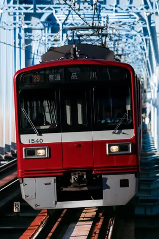 鉄橋を駆ける赤い電車