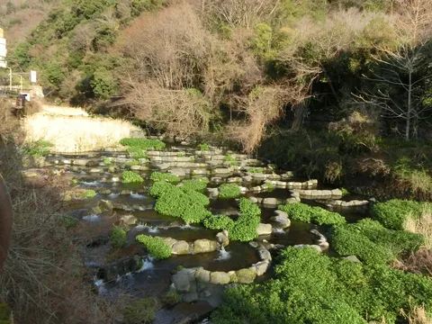 幾重にも重なる水の階段