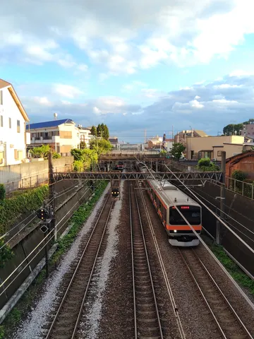 夕暮れの線路、二つの光