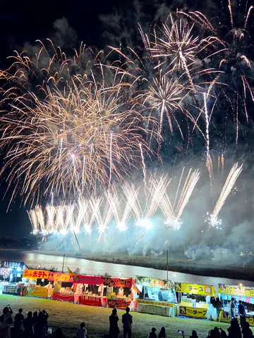 夜空を埋める光と屋台の熱気
