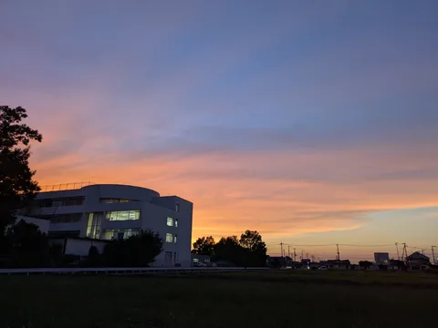 夕暮れのビルと静かな空