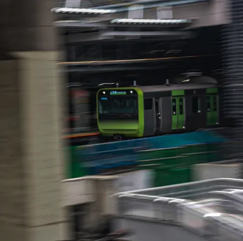 疾走する緑の電車