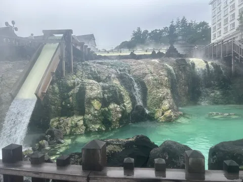 湯けむり滑り台、エメラルドの泉