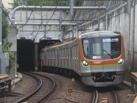 トンネルへ誘う夕刻の電車