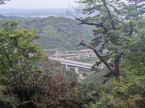 山間の高速道路、緑に包まれて