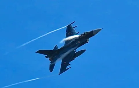 青空を切り裂く翼
