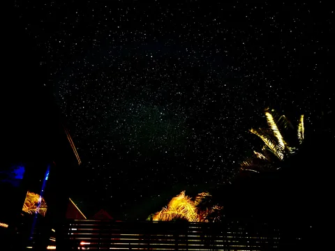 夜空に輝く星と謎の光