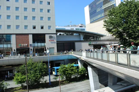 都会の空と駅の鼓動