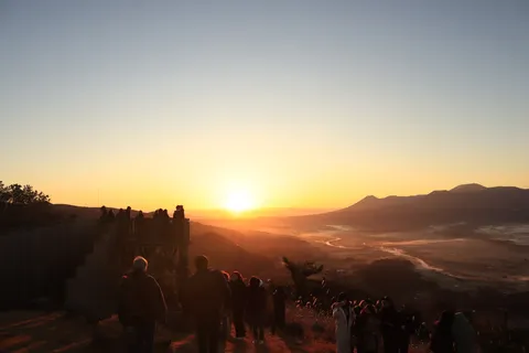 朝焼けに染まる絶景と人々のシルエット