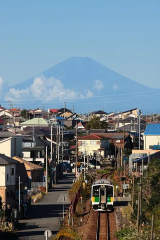 山影へと続く街の列車