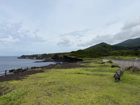 海と緑、そして雲のコントラスト