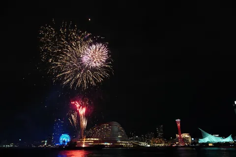 夜空を彩る港の祝祭