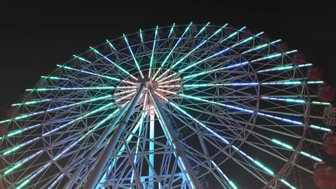 煌めく夜の観覧車