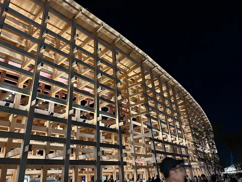 夜空に浮かぶ木造建築の迷宮
