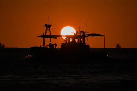 夕陽とシルエットの船