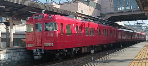 駅に停まる、鮮やかな赤い列車