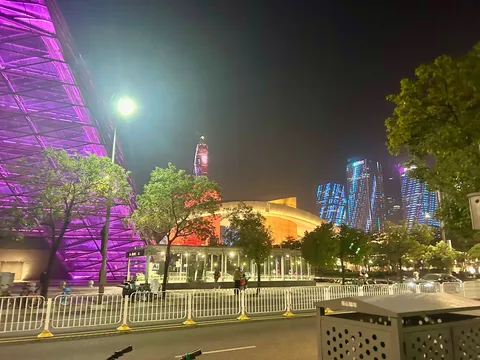 紫灯る街と夜の風景