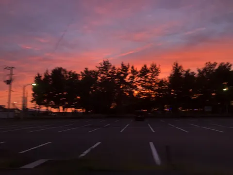 赤と紫に染まる夕暮れ空