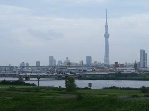 空と鉄路、高層ビル群の対比