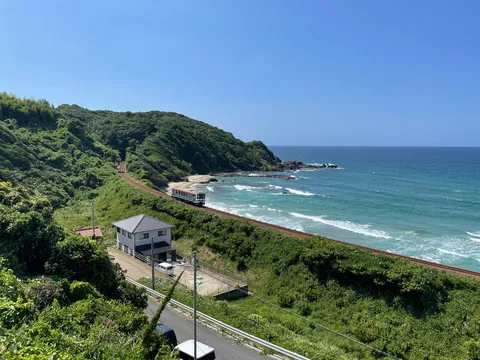 潮風感じる鉄道風景