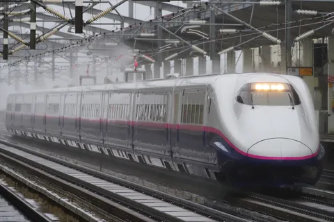 雨粒を纏う新幹線の疾走感