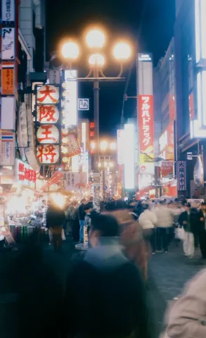 ネオンと雑踏の夜路地