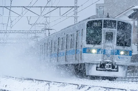 吹雪の中を疾走する列車