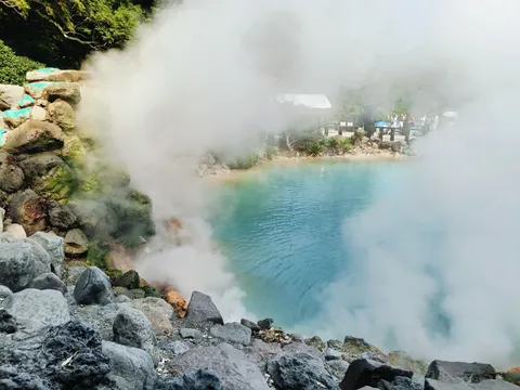 蒸気に包まれた青い池