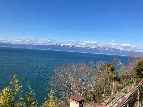 静寂の湖畔、雪化粧の山々