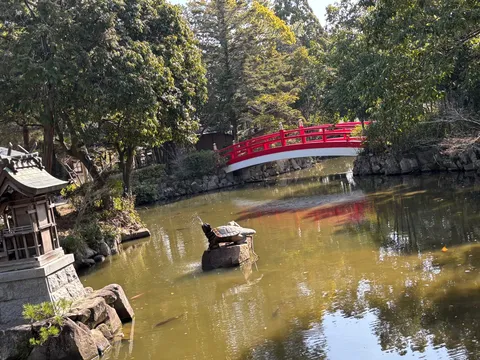 朱の橋と水の庭園