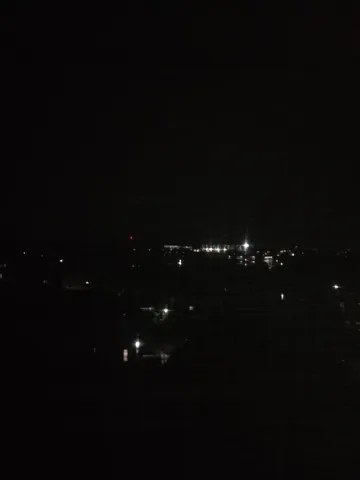 闇夜に灯る街の光