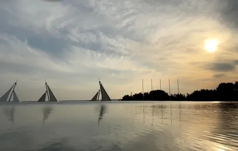 夕陽と水辺のオブジェ