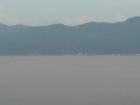 山と水面の境界線