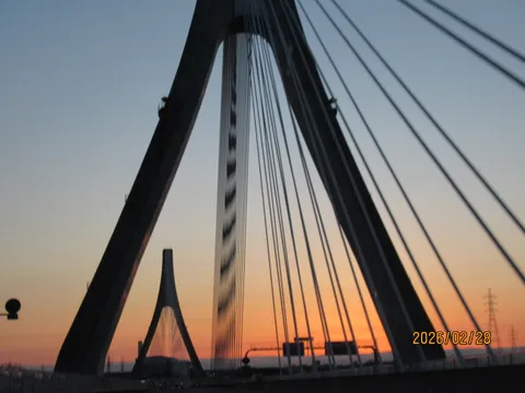 夕暮れの橋、未来への架け橋