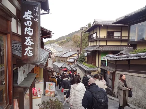 古都の賑わい、風情ある坂道