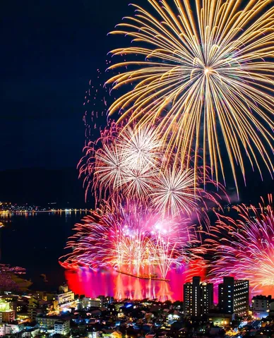 夜空と水面を染める光の祝祭