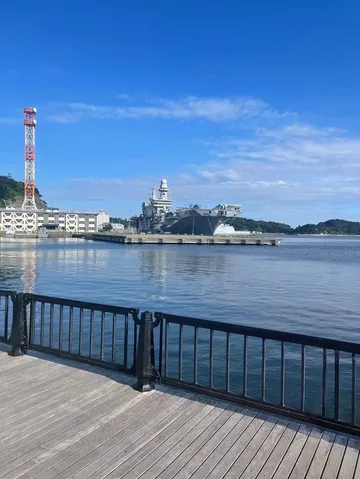 青空と巨大な船、港の風景