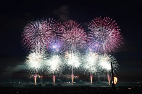 夜空を埋める光の競演