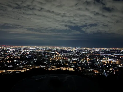 夜景が語る遠い街の鼓動